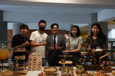 應屆畢業系友與協助餐會同學合影